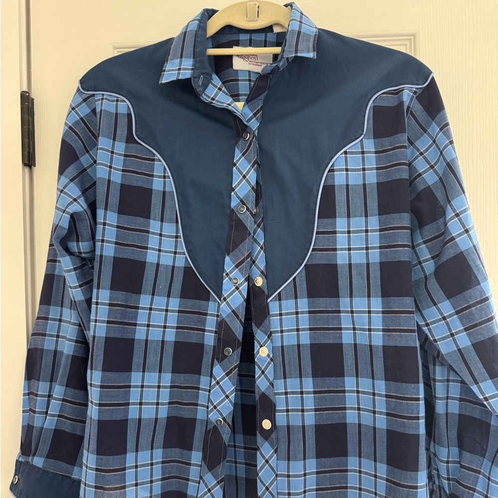 Vintage Kenny Rogers Plaid Top size 9/10-32
Fits like a women’s M or tailored L